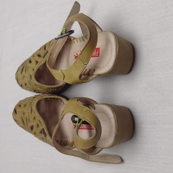 Pikolinos mustard colored sandal - Picture 3 of 5